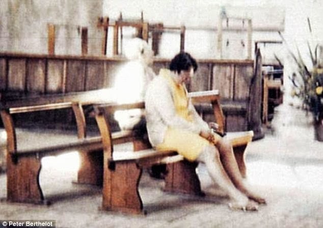Peter chụp bức ảnh vợ mình đang cầu nguyện trên ghế, nhưng sau khi bức ảnh được rửa, cả hai đều ngạc nhiên không rõ ai là người ngồi sau lưng vợ ông vào thời điểm đó.